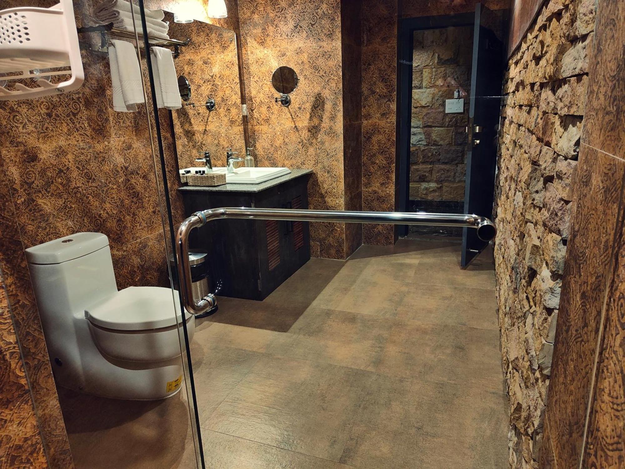שילונג Hotel Acropolis מראה חיצוני תמונה